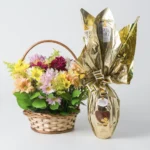 Cesta de Margaridas Coloridas e Ovo de Páscoa Ferrero Rocher
